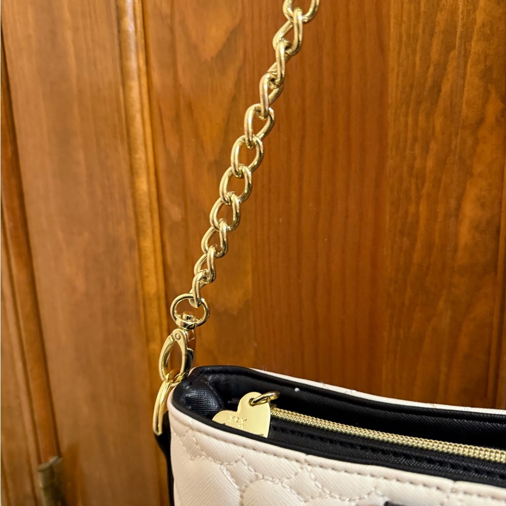 Betsey Johnson | Heart Quilted Shoulder Bag with Red Bow be mine - Picture 6 of 12
